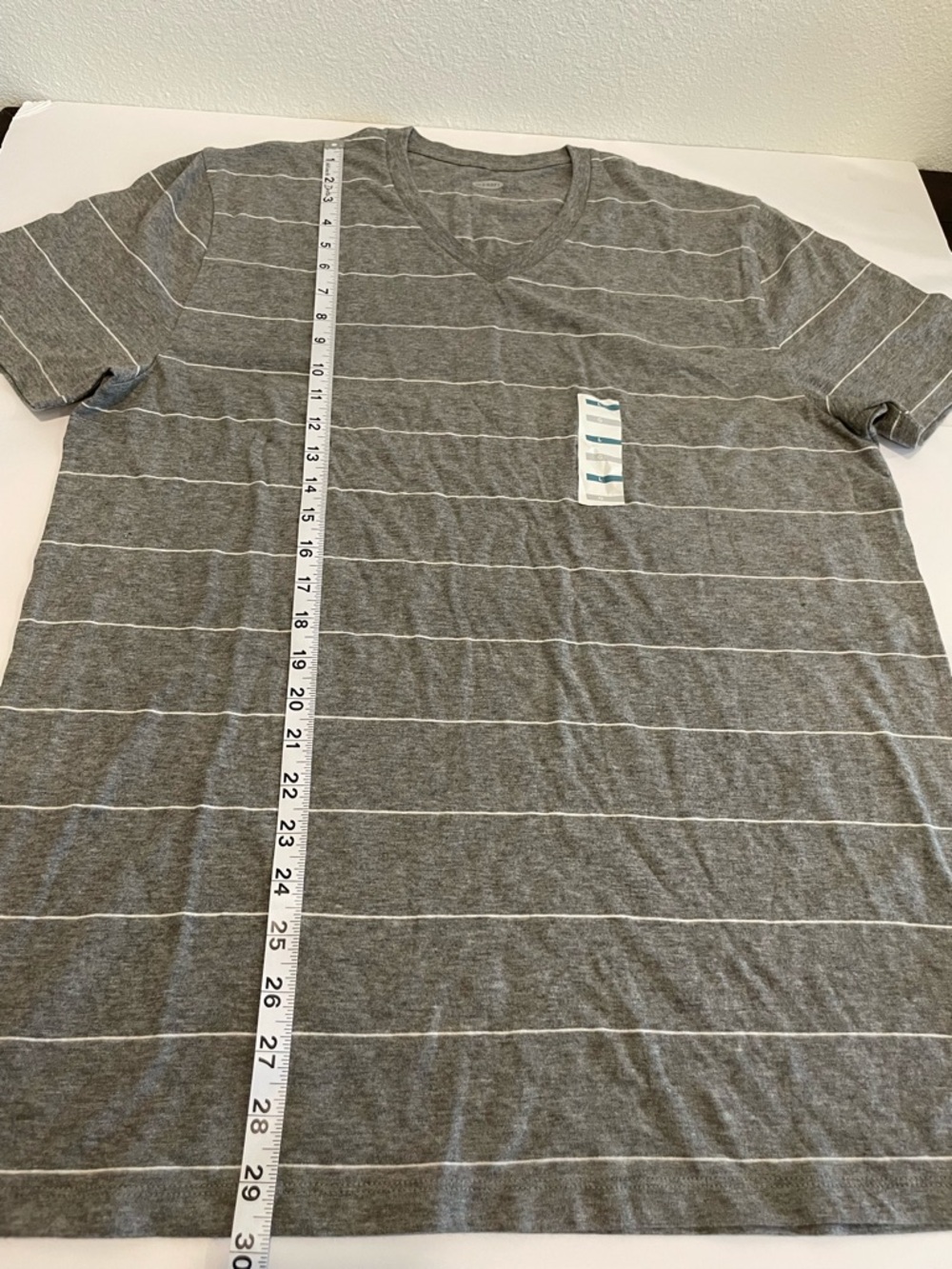 Old Navy Men’s Gray and White Horizontal Stripe V-Neck Tee Large